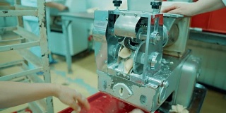 工厂内用于生产佩尔曼尼的机器。食品的工业生产肉类食品
