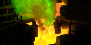 冶金生产。熔化的金属正从炉中倾倒出来，滚烫的液体非常危险