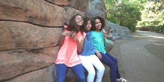 三个非裔美国姐妹在一起，笑着
