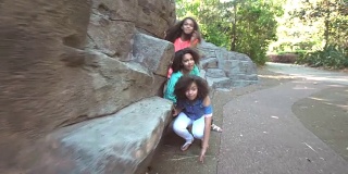 三个非裔美国姐妹在玩捉迷藏