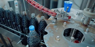 碳酸饮料生产线。瓶装水和苏打水在工厂里由传送带运输