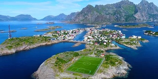 4K航拍电影，俯瞰挪威罗浮敦岛亨宁斯维尔村公共足球场