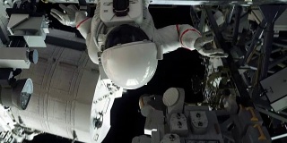 在国际空间站工作的宇航员。现实的4 k的动画。
