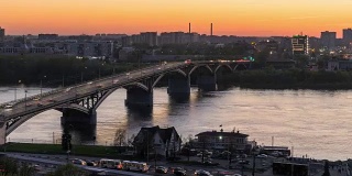城市的延时视图，卡那文斯基桥上的奥卡河在日落在下诺夫哥罗德，俄罗斯