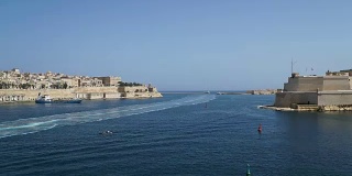 从圣安杰洛堡俯瞰地中海、瓦莱塔和马耳他岛。船帆的时间间隔。