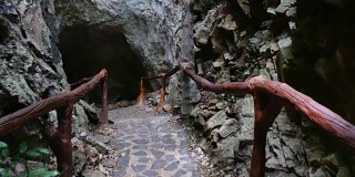 手握镜头，走进泰国乌泰他尼原始森林的洞穴