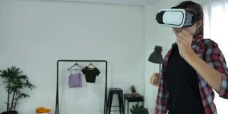 女人跳舞，同时获得使用360 VR眼镜的经验