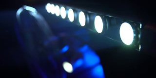 聚光灯在酒吧天花板下闪烁和移动，舞台照明设备