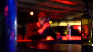 抑郁的年轻人独自在酒吧喝酒，失败，生活中的问题视频素材模板下载