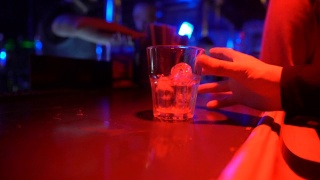 男性在酒吧柜台喝酒的特写，夜生活视频素材模板下载