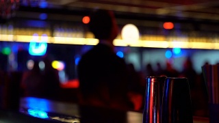 男人喝着威士忌，在吧台跳舞，周五晚上放松视频素材模板下载