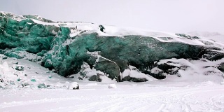 在北极，人们乘坐爱斯基摩犬拉的雪橇队在北极的北极路上探险。