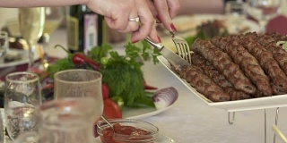 亚美尼亚卢拉烤肉和切碎的洋葱放在装饰大浅盘中