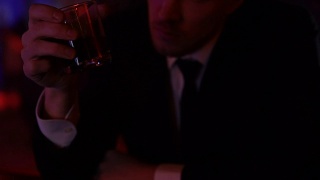 男官员思考商业解决方案，独自在酒吧喝酒，特写视频素材模板下载