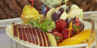 节日餐桌上的新鲜水果拼盘。什锦水果切片串
