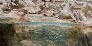 意大利罗马的许愿池。近距离拍摄，多莉被击中。慢动作