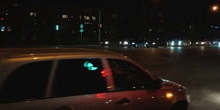 汽车模糊了夜晚生活方式移动交通城市交通灯在街道上的踪迹时间流逝。城市城市概念生活