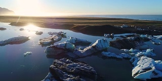 4K空中电影飞越冰川碎片泻湖，冰岛Jokulsarlon