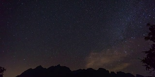 星星移动在剪影山，Doi Luang Chiang道，延时视频