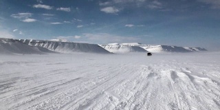 越野车在北极斯匹次卑尔根斯瓦尔巴特群岛北极。