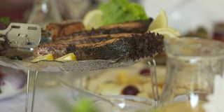 烤鲑鱼排搭配新鲜的沙拉和柠檬