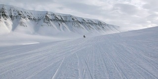 在北极圈北极，哈士奇爱斯基摩人骑着狗拉雪橇的白色雪道。