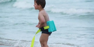 小男孩系好游泳保护带