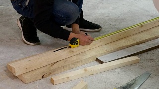 卷尺测量小木板视频素材模板下载