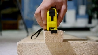卷尺测量小木板视频素材模板下载