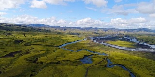 山谷国家公园landmanalaugar的4k航拍。平缓的山坡上是雪原和冰川。壮丽的冰岛在夏天