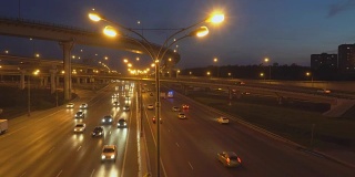 交通在城市的高速公路和大马路上，从早到晚