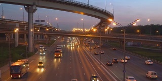交通在城市的高速公路和大马路上，从早到晚