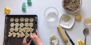 女人酥饼饼。将面团揉匀，撒上芝麻粒。用模具成型，用图章应用图案。间隔拍摄。