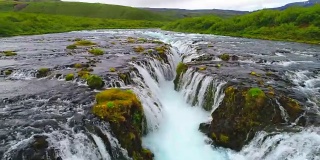 4k航拍冰岛雷克雅斯库尔的Bruarfoss瀑布
