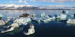 4K空中电影飞越冰川碎片泻湖，冰岛Jokulsarlon