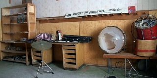 北极斯匹次卑尔根岛废弃城市皮拉比登的破旧乐器。
