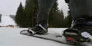 滑雪者从山坡上滑下。