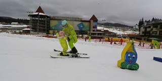 一个教练教一个小女孩如何滑雪。