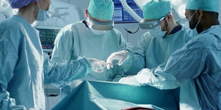 外科医生戴着虚拟现实眼镜在技术先进的医院进行最先进的手术。在手术室工作的医生和助手。