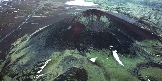 冰岛的火山和公路鸟瞰图