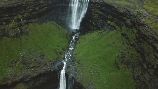 法罗群岛福萨瀑布鸟瞰图视频素材模板下载