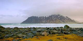 挪威罗浮敦群岛岩石海岸上的海浪