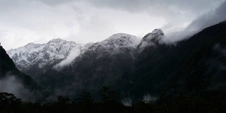 迷雾雪山时间的流逝