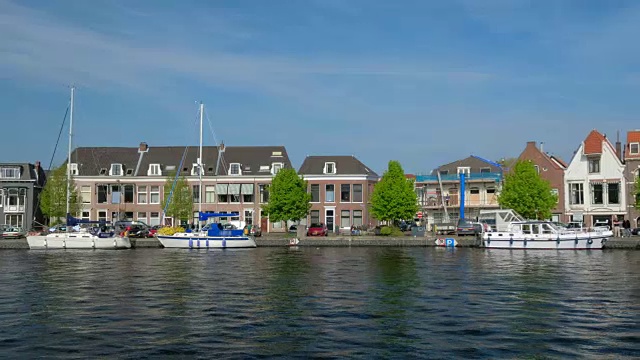 斯帕讷河，船和房子。哈莱姆,荷兰