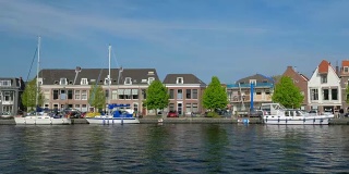 斯帕讷河，船和房子。哈莱姆,荷兰