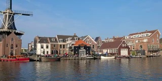 哈莱姆地标风车德阿德里安在斯帕讷河。哈莱姆,荷兰