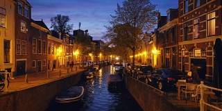 晚上的运河和房子。荷兰哈勒姆