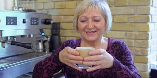 咖啡师奶奶准备了她的第一杯卡布奇诺
