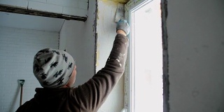 建筑工人在房子里施工。