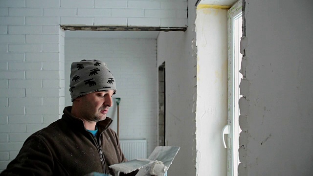 建筑工人在房子里施工。